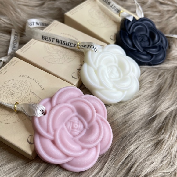 NIB One Black Camellia Fragrance Wax Pendant - Picture 3 of 3